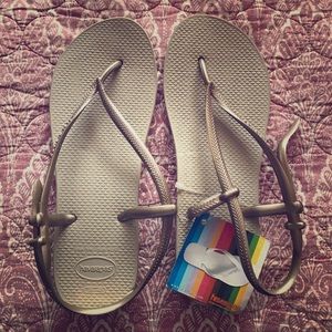 NWT Gold & Tan Havaianas